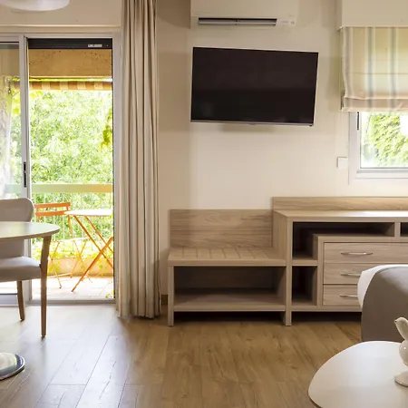 & Lou Paradou Les Bains Hotel